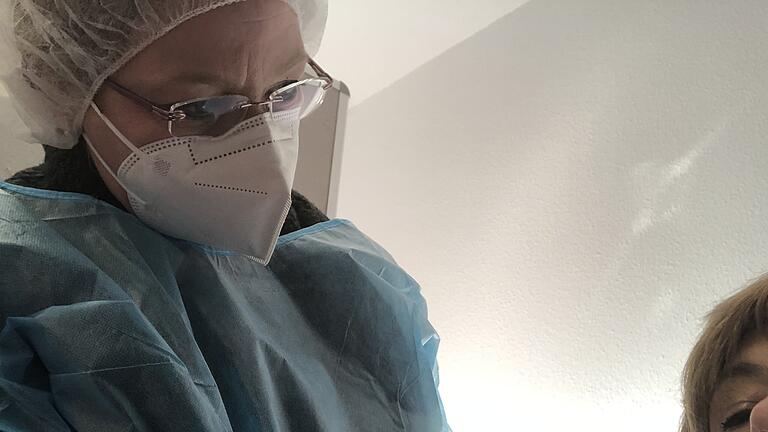 Corona-Schnelltest beim BRK. Im Bild Mareike Kamenz. Corona-Schnelltest beim BRK. Im Bild Mareike Kamenz.
