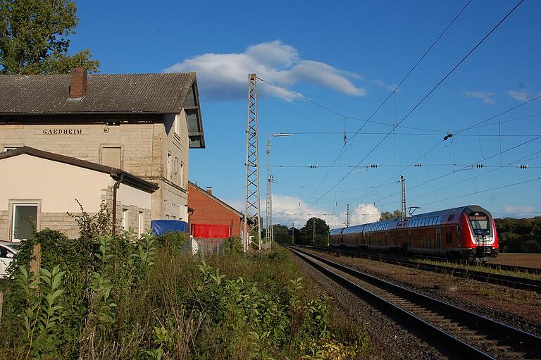 Den Bahnhof an der Strecke Schweinfurt-Bamberg hat der Verein Musik-Bahnhof von der Gemeinde Gädheim für 50 Jahre gepachtet.