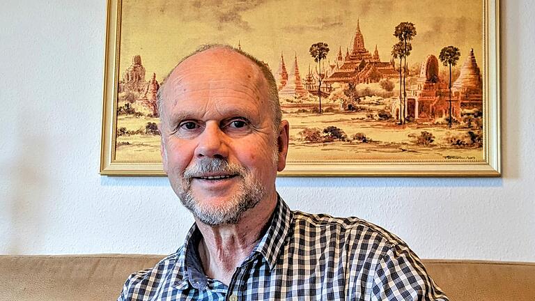 Ulrich Jüdes  vor einer Ansicht aus Myanmar       -  Ulrich Jüdes  vor einer Ansicht aus Myanmar