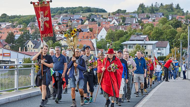 Die Ochsenfurter Kreuzbergwallfahrer kehrten am Donnerstag zurück. In der Ochsenfurter Altstadt wurden sie von Freunden und Verwandten mit Blumen empfangen. Die Ochsenfurter Kreuzbergwallfahrer kehrten am Donnerstag zurück. In der Ochsenfurter Altstadt wurden sie von Freunden und Verwandten mit Blumen empfangen.