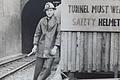 Beim Bau eines Tunnels arbeitete Erich Kempf in einer Truppe, die das Gestein sprengte. Im Bild Erich Kempf vor dem Tunnel mit einer Dynamitstange in der Hand.
