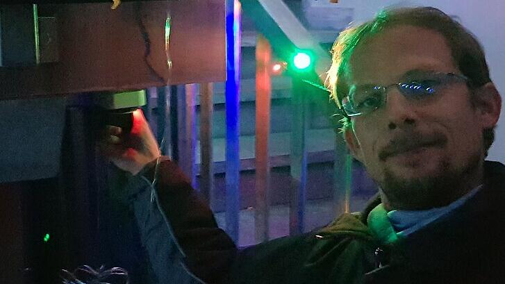 Mit einem Klick startet Nils Gareis die Lichterschau.