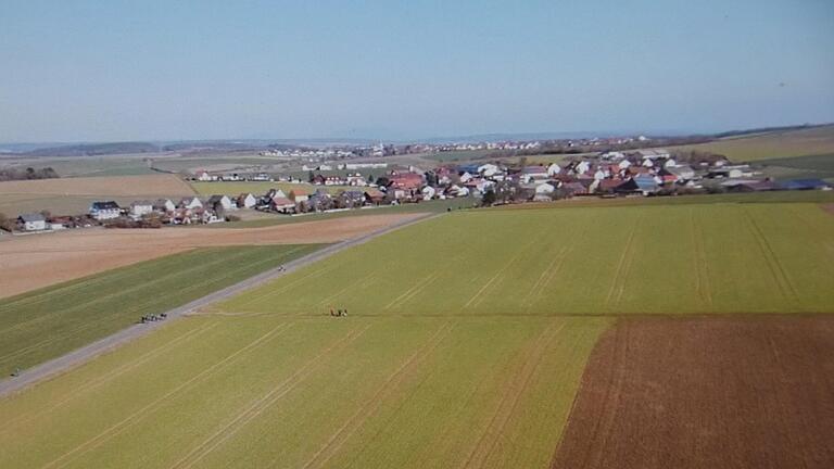 Eine Aufnahme von einem Video, das die Bürgerinitiative Dürrnhof ins Netz gestellt hat, soll die Dimensionen des geplanten Solarparks aufzeigen, der bei der Bürgerversammlung Thema Nummer eins gewesen ist.