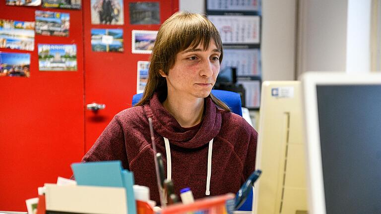 Daniel Janke von der Studierendenvertretung in Würzburg bekommt aktuell einmal pro Woche eine E-Mail-Anfrage von Studierenden mit finanziellen Sorgen. Auch er selbst hat am Ende des Monats, trotz Bafög, nicht viel übrig. Daniel Janke von der Studierendenvertretung in Würzburg bekommt aktuell einmal pro Woche eine E-Mail-Anfrage von Studierenden mit finanziellen Sorgen. Auch er selbst hat am Ende des Monats, trotz Bafög, nicht viel übrig.