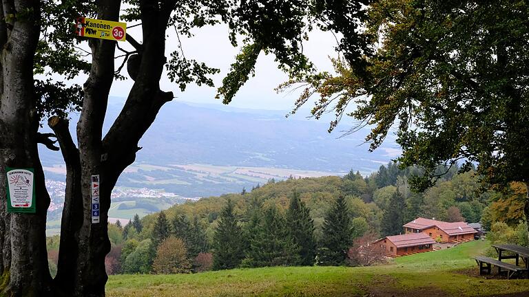 Wandern in der Rhön ist auch am Vatertag mitsamt dem verlängerten Wochenende wie hier rund um die Gemündener Hütte ein Vergnügen. Welche Häuser wie öffnen, hat diese Redaktion zusammengestellt.