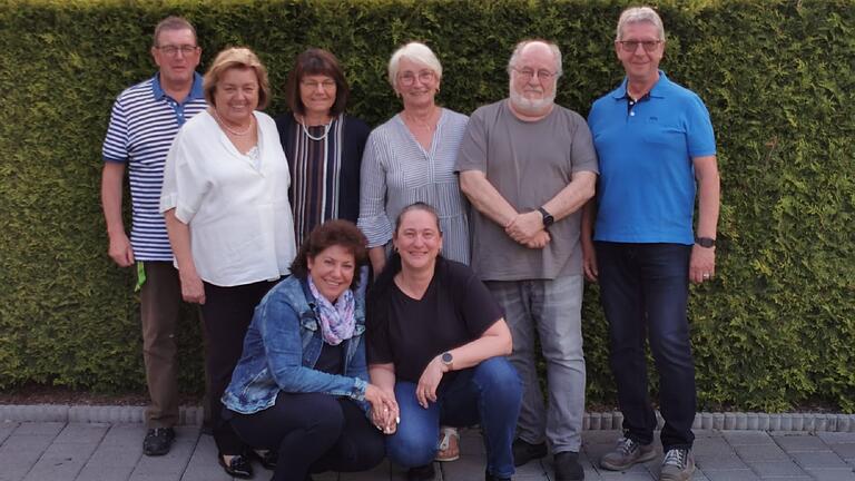 Auf dem Foto (hinten von links): Norbert Künzig (Beisitzer), Sieglinde Herbel (Beisitzerin), Anna Maria Wilhelm (Beisitzerin), Erika Gerhard (Kasse),  Dieter Roth (1. Vorsitzender), Manfred Schmitt (2. Vorsitzender) und (vordere Reihe von links): Beate Müller (Beisitzerin), Sandra Sendner (Schriftführerin).