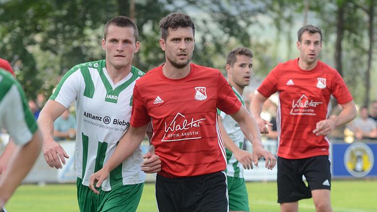 Ist seit 2021 zum zweiten Mal Spielertrainer beim SV Birkenfeld und hat das Team in die Bezirksliga geführt: Benedikt Strohmenger (vorne).