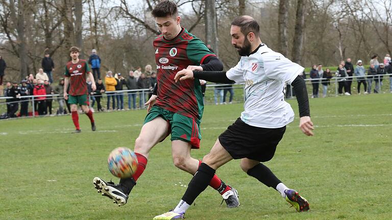 Nur scheinbar ein Duell auf Augenhöhe: Während sich Bahattin Demirkan (Türkiyemspor) und Niklas Einbecker (Heidenfeld/Hirschfeld) ein Zweikampf-Remis liefern, geht das Verfolgerduell der Kreisliga 1 mit 2:0 klar an die gastgebenden Schweinfurter.