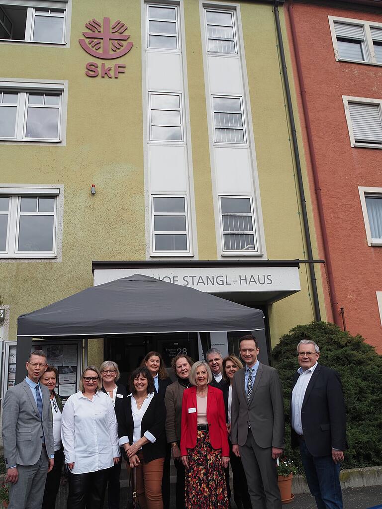 SkF meint in Schweinfurt nicht nur Kugellager: Mit viel politischer Prominenz wurden die neuen Räume des Sozialdienstes katholischer Frauen in der Friedrich-Stein-Straße eingeweiht.