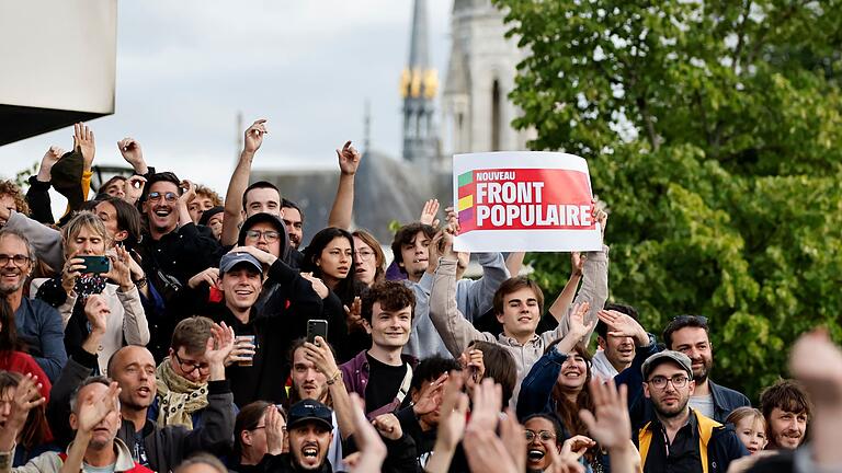 Parlamentswahl in Frankreich       -  Die Anhänger des neuen Linksbündnis freuen sich über den Wahlausgang.