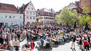 Am Ostersonntag 20.04.25 wird die Tourismus-Saison in Volkach eröffnet. Zu dem musikalischen Frühschoppen kam der Weinadel mit der Weinkönigin Lisa Lehritter und der Osterhase an die Mainschleife.