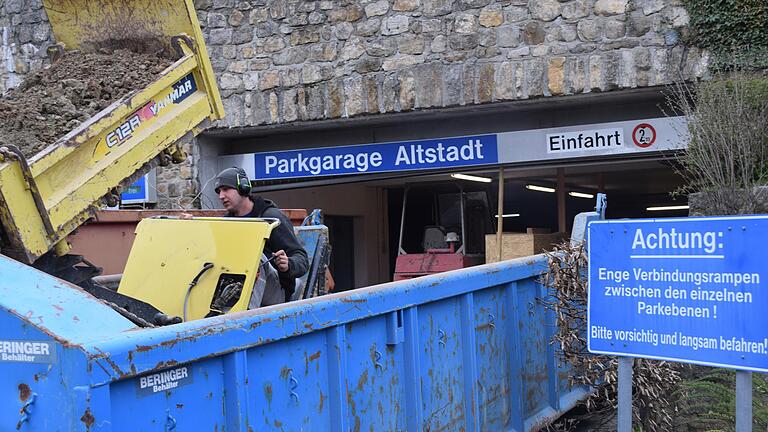 Sanierung der Parkgarage Altstadt: Noah Kirchner, Mitarbeiter der Firma Stiel, entsorgt den Abraum.