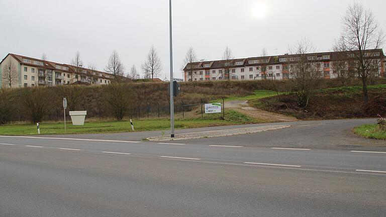 An diesem Hang des Wohngebiets Marshall Heights, Kitzingen, will Immobilienunternehmer Georg Wittmann das Einkaufszentrum 'Galerie Kitzingen' bauen. Im Vordergrund die Bundesstraße 8.