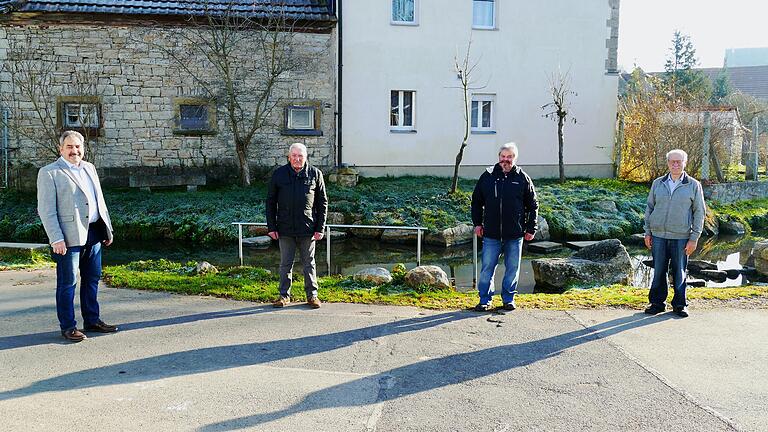 Im Bild von links: Bürgermeister Lorenz Strifsky, Erich Schwarz, Hubert Druschel und Klaus Schäfer.