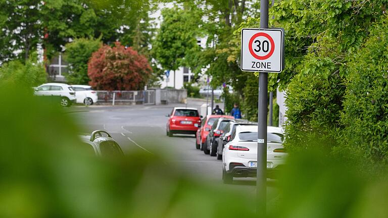 Ein Schild verweist auf die Geschwindigkeistbeschränkung in einem Wohngebiet in der Frankenstraße im Stadtteil Lindleinsmühle in Würzburg.