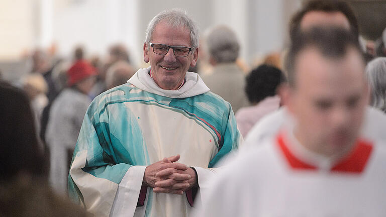 Domkapitular und Kunstreferent Jürgen Lenssen bei einer Gottesdienstfeier im Würzburger Kiliansdom im Jahr 2017.&nbsp;