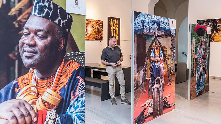 Fotoausstellung in der Neuen Univerrsität am Sanderring in Würzburg: Gezeigt werden 26 Farbfotos aus Ghana, Nigeria, Uganda, der Republik Kongo, Kamerun und Swaziland. Carol Beckwith und Angela Fisher haben die Bilder im Lauf von über 40 Jahren auf Reisen auf dem afrikanischen Kontinent gemacht.