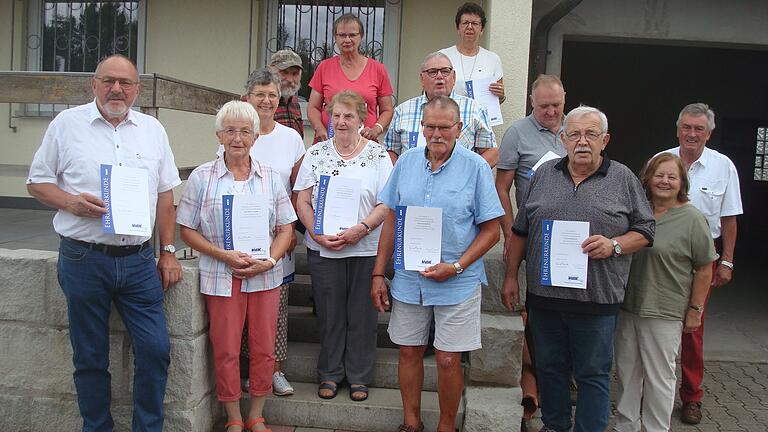 Auf dem Foto die Geehrten: Helmut Weigand 15 Jahre, Gertrud Stumpf 20 Jahre, Jutta Henkel 20 Jahre, Volkmar Seifert 15 Jahre, Helga Kohnke 30 Jahre, Loretta Treuting 20 Jahre, Günter Seifert 25 Jahre, Elmar Reß 15 Jahre, Rita Glückstein zehn Jahre, Thomas Stirtzel 20 Jahre, Günter Braun 15 Jahre, Inge Neugebauer Schriftführerin, Helmut Luff Vorsitzender.