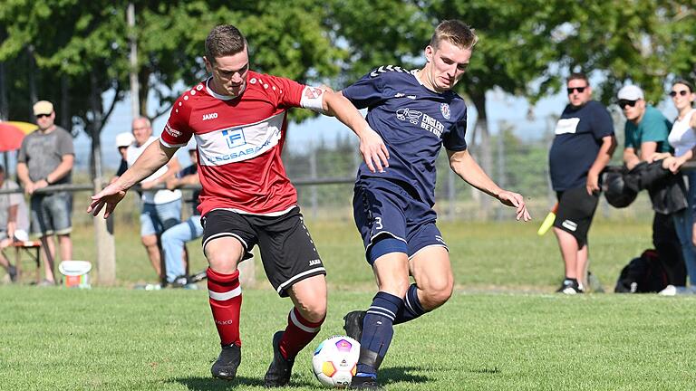 Die Torschützen unter sich: Fabian Mainberger (links, FSV Hohenroth) im Zweikampf mit Kai Will, der für den TSV-DJK Wülfershausen doppelt traf.