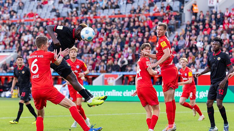 Bayer Leverkusen - Holstein Kiel       -  Bayer Leverkusen verspielt gegen Holstein Kiel einen 2:0-Vorsprung.