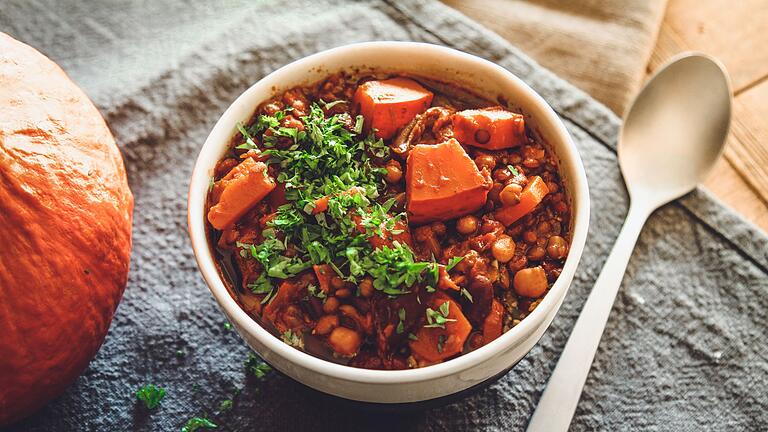 Vegetarisches Kürbisgulasch       -  Wer Kürbis liebt, hat meist sein Rezept für die Suppe und das Ofengemüse drauf. Doch aus Kürbis lässt sich mit Möhren, Kichererbsen und kräftigem Schwarzbier auch ein vegetarisches Gulasch zaubern.