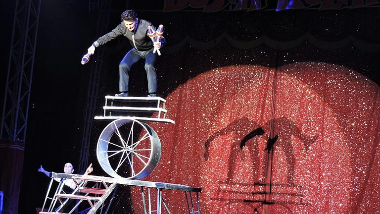 Eine klasse Leistung bei der Eröffnungsvorstellung des Circus Busch-Roland in Lohr bot Künstler Nico mit seinem Balanceakt.