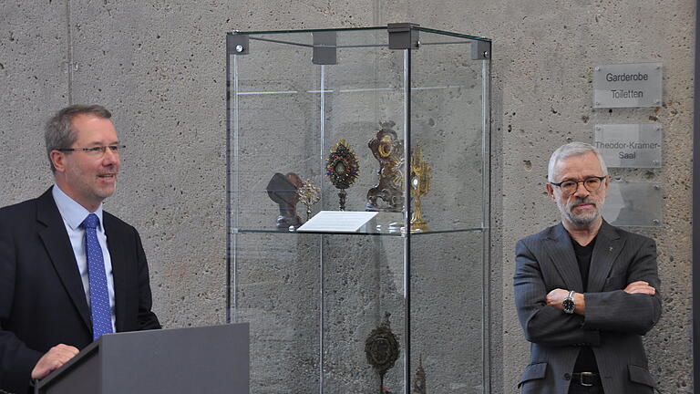 In Archiv und Bibliothek des Bistums Würzburg ist derzeit die Ausstellung 'Reliquien und Reliquiare' zu sehen. Das Foto zeigt Professor Dr. Johannes Merz (links, Kanzler der Kurie) und Dr. Norbert Kandler bei der Eröffnung. Foto: Matthias Habermann