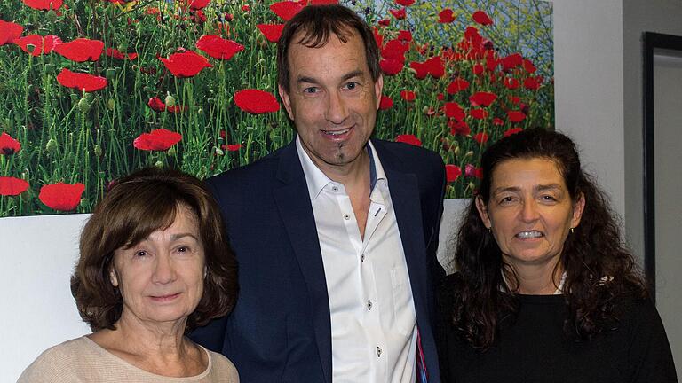 Bürgermeisterkandidat Joachim Eck mit der Ortsvorsitzenden Ingrid Stryjski (links) und SPD-Landratskandidatin Christine Haupt-Kreutzer.