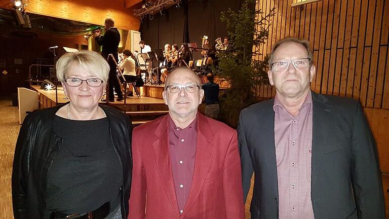 Vorstandssprecherin Cornelia Rüb (von links)mit Ehrenmitglied Willi Fenn und Albert Strohmenger, Vorstand des Festbetriebs.