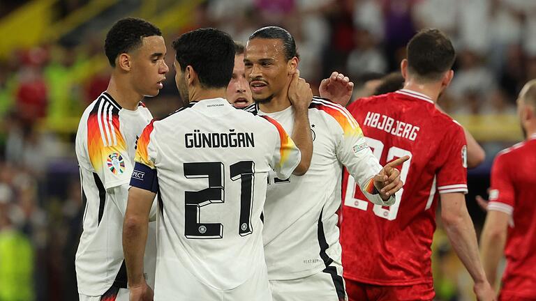 Euro 2024: Deutschland - Dänemark       -  Sané mit Kapitän Gündogan (m.) und Musiala (l.), die beiden sind bislang deutlich prägender für das deutsche Turnier.