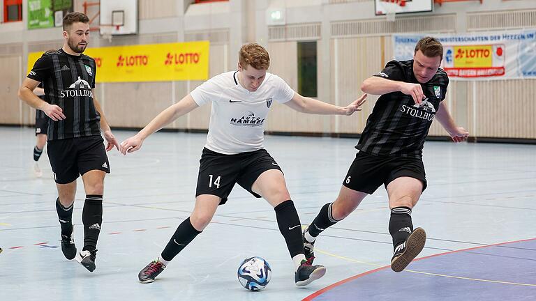 Die beiden Finalisten um die unterfränkische Hallen-Bezirksmeisterschaft trafen bereits in der Vorrunde aufeinander. In dieser Szene bedrängen Sebastian Reinstein (links) und Alexander Greß vom SV-DJK Oberschwarzach den ballführenden Mathis Böhler vom TSV Rottendorf. Die beiden Finalisten um die unterfränkische Hallen-Bezirksmeisterschaft trafen bereits in der Vorrunde aufeinander. In dieser Szene bedrängen Sebastian Reinstein (links) und Alexander Greß vom SV-DJK Oberschwarzach den ballführenden Mathis Böhler vom TSV Rottendorf.
