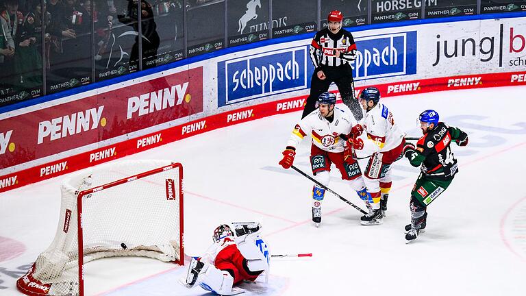 Augsburger Panther - Düsseldorfer EG       -  Augsburg bezwingt Düsseldorf und hofft wieder auf den Ligaerhalt in der Deutschne Eishockey Liga.