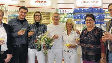 Geschäftsübergabe: Bürgermeister Eberhard Streit (rechts) gratulierte im Namen der Stadt der neuen Besitzerin der Rhön-Apotheke, Kathrin Lenhart (Dritte von links) und ihrem Mann Dr. Matthias Lenhart-Rydzek (Zweiter von links) zur Geschäftsübernahme. Zu den Gratulanten gehörten auch Peter Wukowojac (links) und Brigitte Proß (Zweite von rechts). Auf eine glückliche Zukunft der Apotheke stießen auch die ehemaligen Besitzer Renate und Hermann Anschütz (Dritte und Vierter von rechts) an. Geschäftsübergabe: Bürgermeister Eberhard Streit (rechts) gratulierte im Namen der Stadt der neuen Besitzerin der Rhön-Apotheke, Kathrin Lenhart (Dritte von links) und ihrem Mann Dr. Matthias Lenhart-Rydzek (Zweiter von links) zur Geschäftsübernahme. Zu den Gratulanten gehörten auch Peter Wukowojac (links) und Brigitte Proß (Zweite von rechts). Auf eine glückliche Zukunft der Apotheke stießen auch die ehemaligen Besitzer Renate und Hermann Anschütz (Dritte und Vierter von rechts) an.