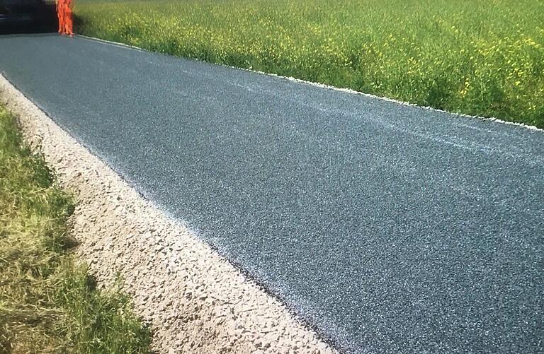 Die neue Wegedecke wird aufgetragen. Die neue Wegedecke wird aufgetragen. 