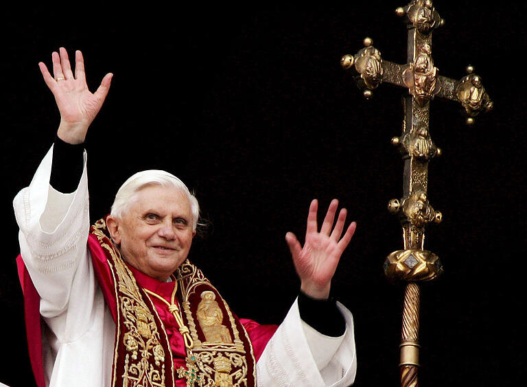 Nach seiner Wahl am 19. April 2005 grüßt Joseph Ratzinger als Papst Benedikt XVI. die Gläubigen vom Balkon des Petersdoms im Vatikan.
