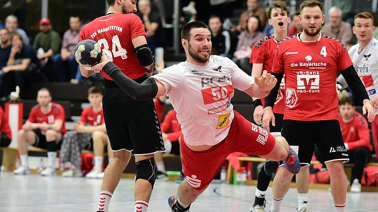 Filip Susnjara (beim Wurf) und der HSC Bad Neustadt stehen an diesem Samstag in der Abstiegsrunde der Bayernliga gegen Tabellenführer TV Erlangen-Bruck vor einer hohen Hürde.