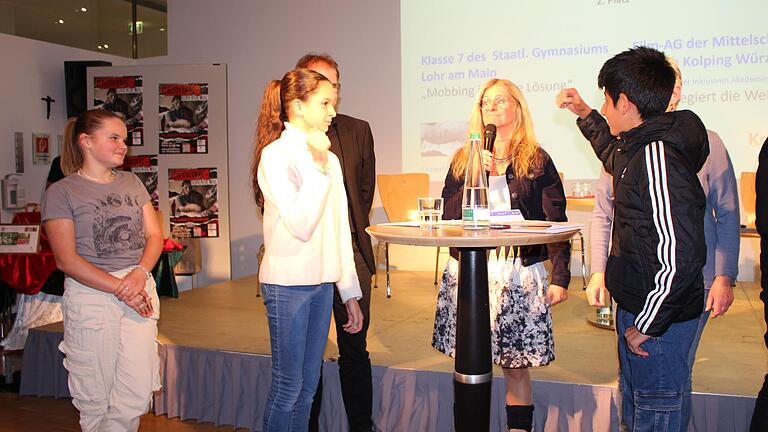 Jugendliche aus den beteiligten Klassen und Ulrike Albrecht (Mitte), Schulleiterin der Adolph Kolping-Schule in Schweinfurt, bei der Preisverleihung.