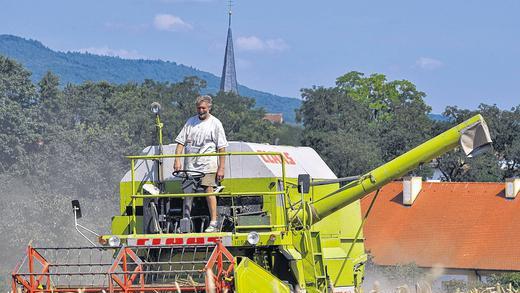 Der Landwirt als Nahrungsmittelproduzent: Im Bild Richard Mack (Happertshausen) bei der Getreideernte im vergangenen Jahr. Aber Landwirte leisten mehr &ndash; das soll das von den Vereinten Nationen ausgerufene &bdquo;Internationale Jahr der bäuerlichen Familienbetriebe&ldquo; vermitteln.