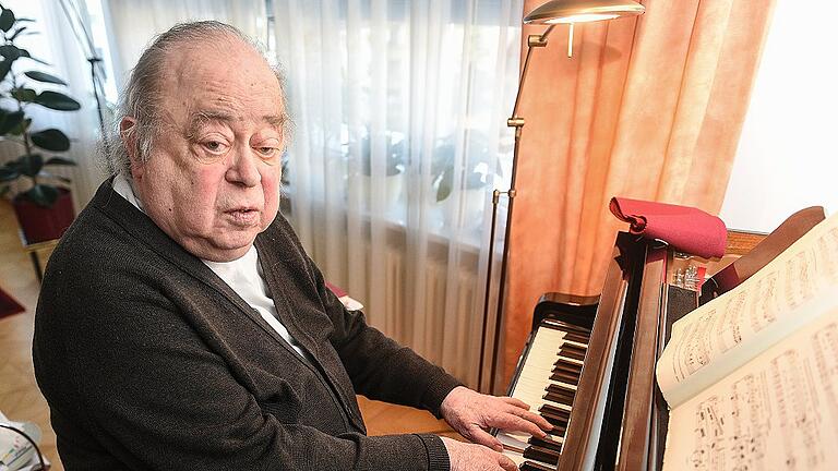 Ein Freund der Klavier: Noch mit 90 Jahren setzt sich Bischof em. Paul-Werner Scheele gerne an sein Klavier.