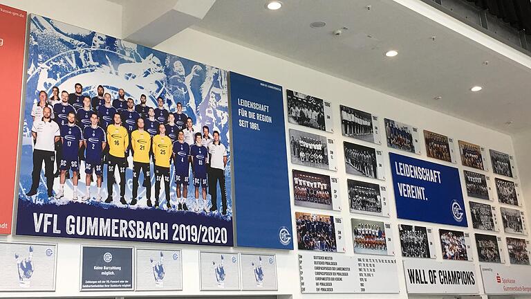 Die 'Wall of Champions' und die aktuelle Mannschaft des VfL Gummersbach begrüßen die Besucher im Eingangsbereich der Schwalbe-Arena.