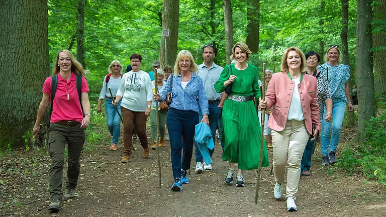 Bei einer Interaktiven Waldführung mit Sozialministerin Ulrike Scharf beschäftigte sich die Schweinfurter Frauen-Union mit dem Thema Waldpädagogik. Im Bild (vorne von links) Melanie Polland, Ulrike Scharf, Anja Weisgerber und Martina Gießübel.