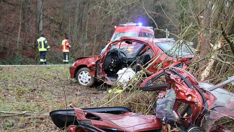 Kurz hinter der Gemündener Kläranlage ist ein Auto gegen einen Baum gekracht.