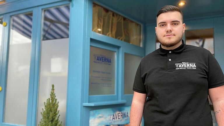 Der 18-jährige Bejan Mustafi führt seit Anfang 2024 in Bad Neustadt das ehemalige Café Oyzceri als 'Taverna Greek'. Zusätzlich übernahm er im Sommer das Würzburger Haus in der Rhön. Der 18-jährige Bejan Mustafi führt seit Anfang 2024 in Bad Neustadt das ehemalige Café Oyzceri als 'Taverna Greek'. Zusätzlich übernahm er im Sommer das Würzburger Haus in der Rhön.