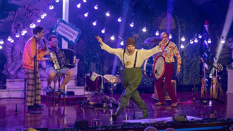 Haben es mit ihrer verrückten Bühnenshow geschafft: Auch 2025 gibt es wieder einen Auftritt von 'Gankino Circus' bei der 'Fastnacht in Franken'. Haben es mit ihrer verrückten Bühnenshow geschafft: Auch 2025 gibt es wieder einen Auftritt von 'Gankino Circus' bei der 'Fastnacht in Franken'.