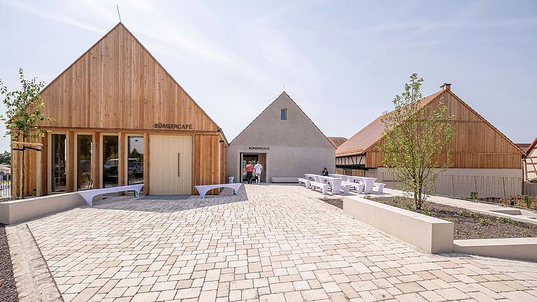 So sieht sie aus, die Neue Mitte in Niederwerrn: links das Bürgercafé, in der Mitte das Bürgerhaus und rechts die Energiescheune, eine Außenstelle der Bauhütte Obbach, in der alternative Energie-Erzeugung präsentiert wird. So sieht sie aus, die Neue Mitte in Niederwerrn: links das Bürgercafé, in der Mitte das Bürgerhaus und rechts die Energiescheune, eine Außenstelle der Bauhütte Obbach, in der alternative Energie-Erzeugung präsentiert wird.