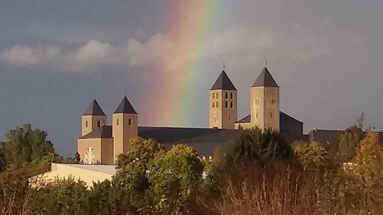 Die Abtei Münsterschwarzach: Wer hier stoppt kann nicht nur die Kirche anschauen, sondern auch Klostermetzgerei und -bäckerei besuchen. Die Abtei Münsterschwarzach: Wer hier stoppt kann nicht nur die Kirche anschauen, sondern auch Klostermetzgerei und -bäckerei besuchen.