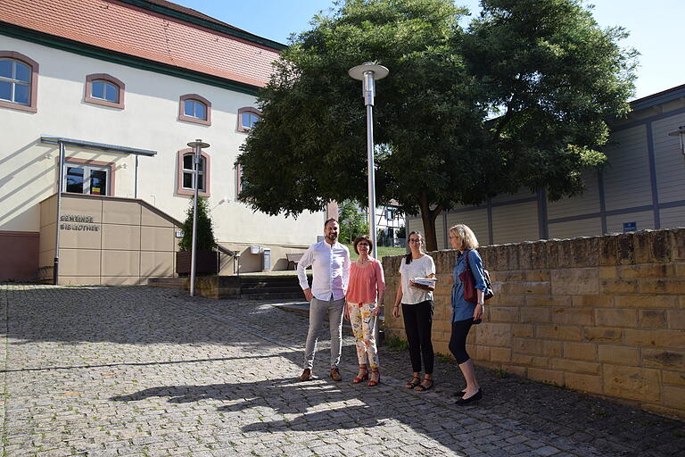 Vom Platz vor der Gemeindebibliothek aus wird sich die neue Mitte über einen weiteren zentralen Platz hochziehen zum Café mit Bürgersaal, Vereinshaus und Kolonialwarenmuseum. Vor Ort besichtigen das Areal (von links) Architekt Stefan Schlicht, Bürgermeisterin Bettina Bärmann, Stadtplanerin Evi Mohr und Allianzmanagerin des Oberen Werntals, Eva Braksiek. Vom Platz vor der Gemeindebibliothek aus wird sich die neue Mitte über einen weiteren zentralen Platz hochziehen zum Café mit Bürgersaal, Vereinshaus und Kolonialwarenmuseum. Vor Ort besichtigen das Areal (von links) Architekt Stefan Schlicht, Bürgermeisterin Bettina Bärmann, Stadtplanerin Evi Mohr und Allianzmanagerin des Oberen Werntals, Eva Braksiek.