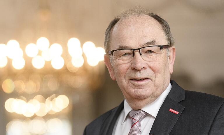 Walter Heußlein aus Billingshausen sieht als Schreinermeister und Präsident der Handwerkskammer für Unterfranken den Grund für die Holzkrise in der Weltmarktpolitik. Walter Heußlein aus Billingshausen sieht als Schreinermeister und Präsident der Handwerkskammer für Unterfranken den Grund für die Holzkrise in der Weltmarktpolitik.