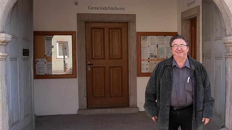 Seinen 70. Geburtstag feiert der Mainstockheimer Bürgermeister Karl-Dieter Fuchs. Im Rathaus, vor dem er steht, hat er in den vergangenen drei Jahrzehnten viel Zeit verbracht.