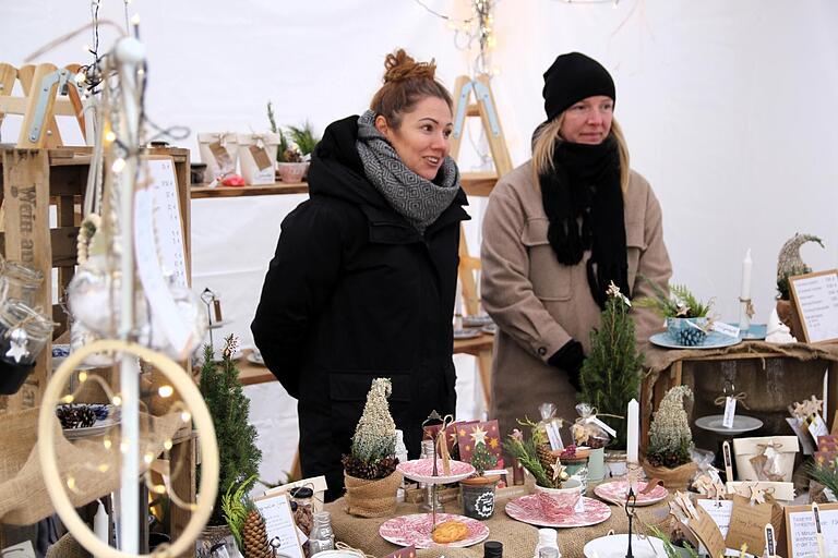 Glühwein, Selbstgebasteltes, Nachhaltigkeit und fairer Handel standen im Mittelpunkt des etwas anderen Weihnachtsmarktes. Glühwein, Selbstgebasteltes, Nachhaltigkeit und fairer Handel standen im Mittelpunkt des etwas anderen Weihnachtsmarktes.